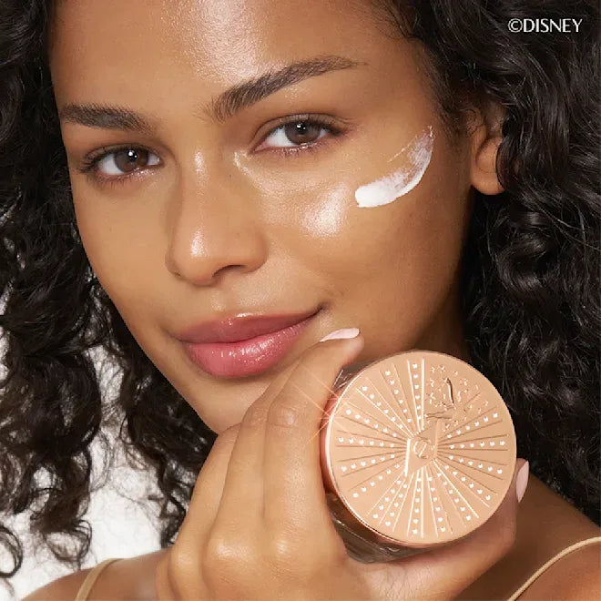 Moisturiser jar lid held in hand, tan patterned compact top
