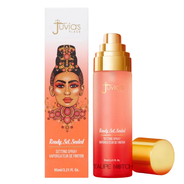 Juvias Place setting spray bottle with gold pump and pink liquid, 95 ml